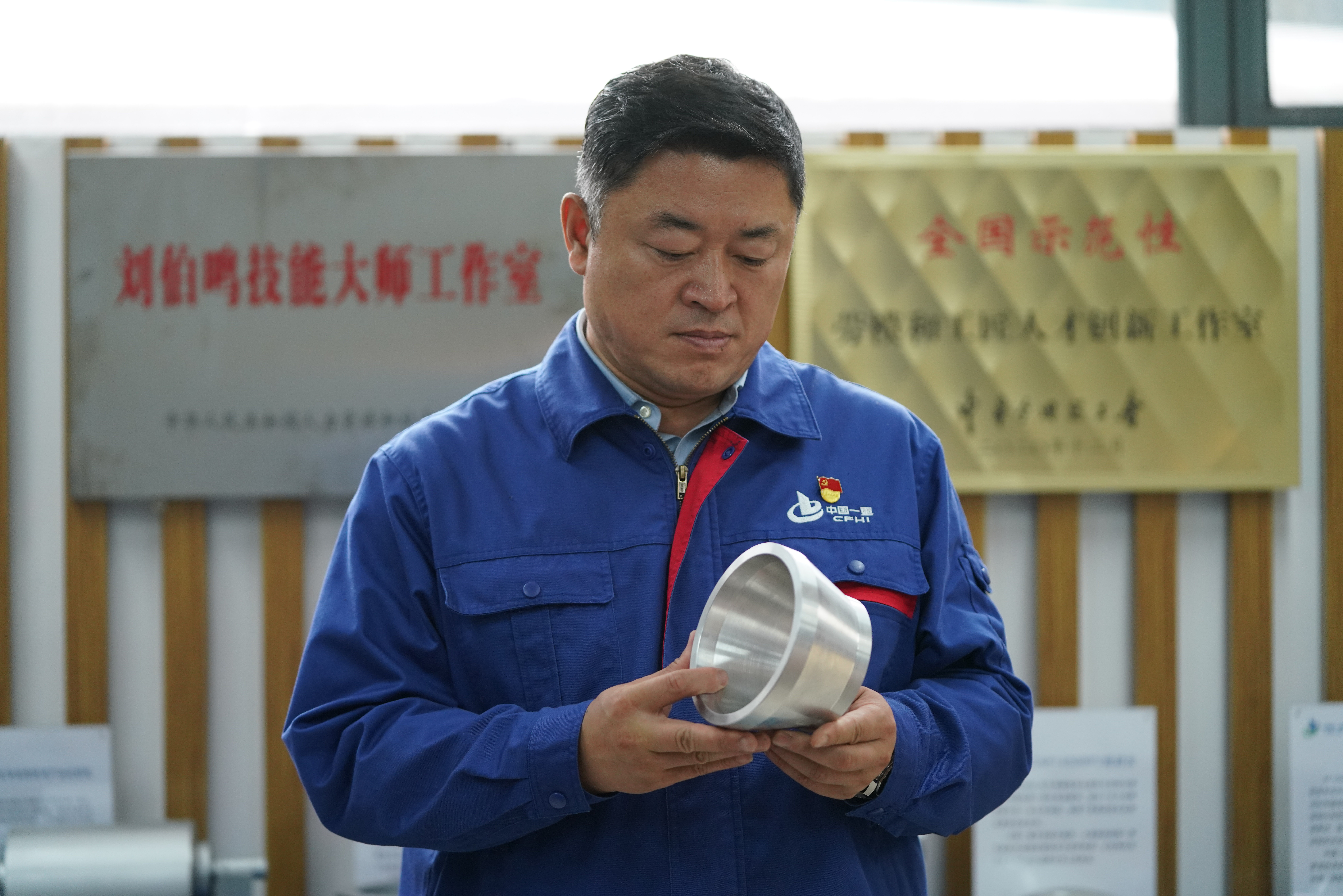 刘伯鸣在工作室内查看创新产品模型